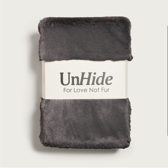 NWT UnHide Lil’ Marsh Charcoal Faux Fur Blanket - Picture 2 of 5